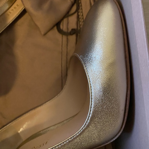 GIANVITO ROSSI Roma Gold Pumps - Picture 7 of 8